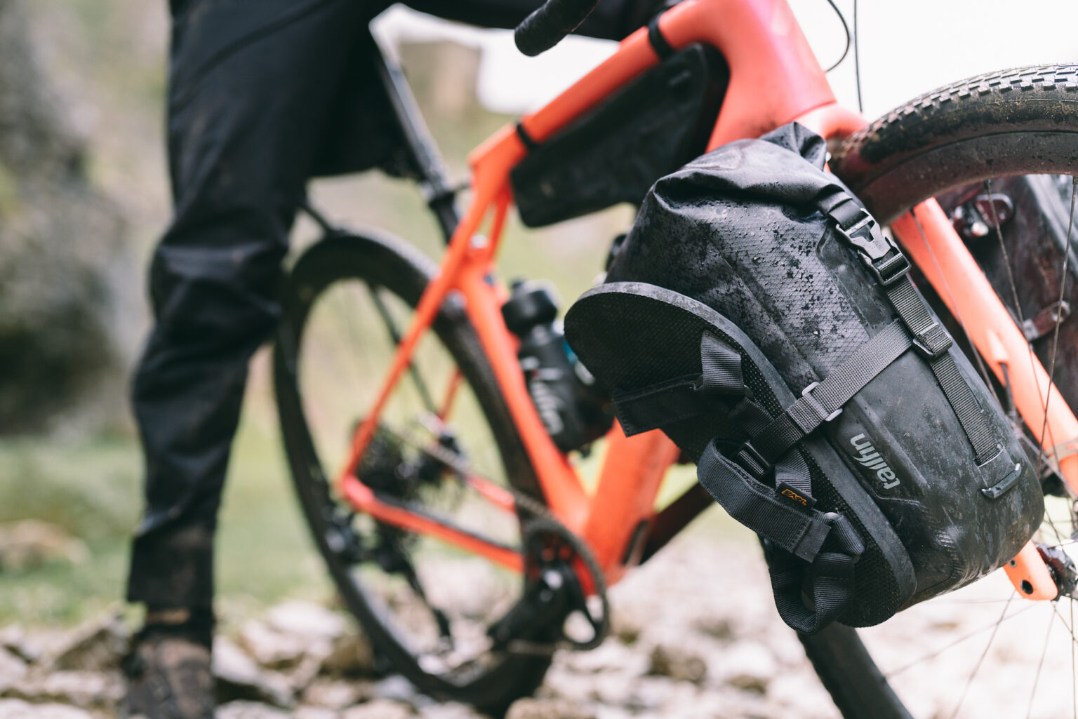 Tailfin Fork Pack System maakt het bikepackers makkelijker - Grit!